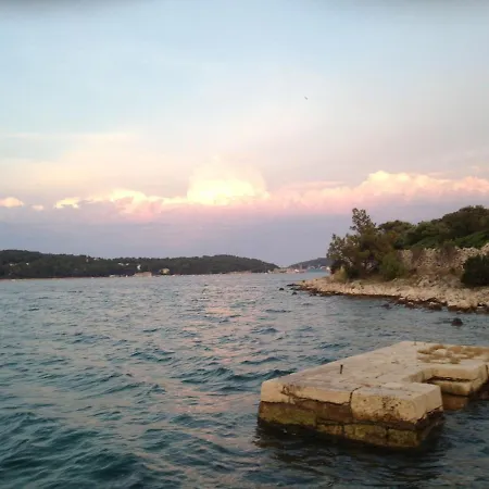 Beautiful On A Small Island * مالي لوشينغْ